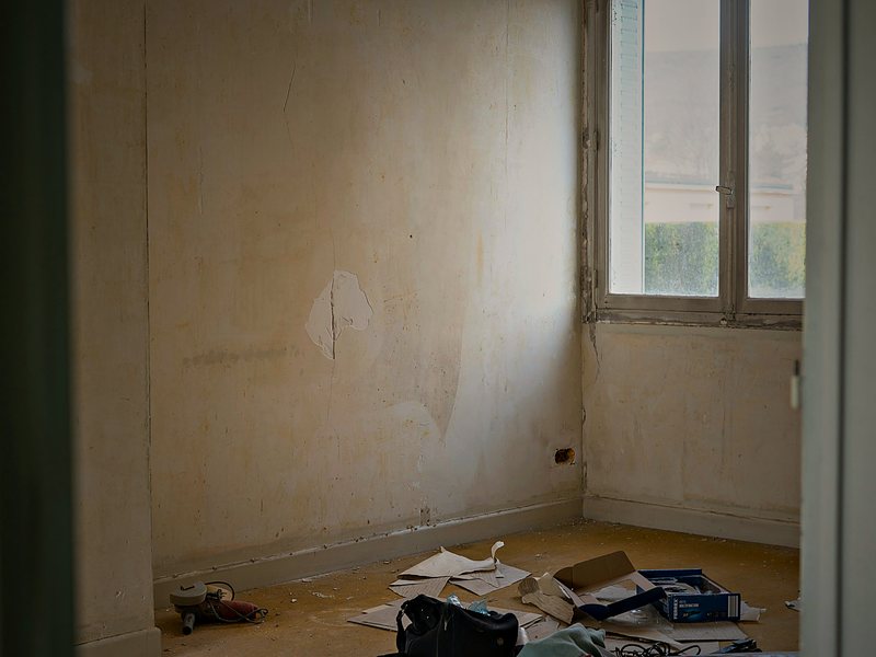 Parchet în spic în timpul montajului, cu distanțiere între lamele