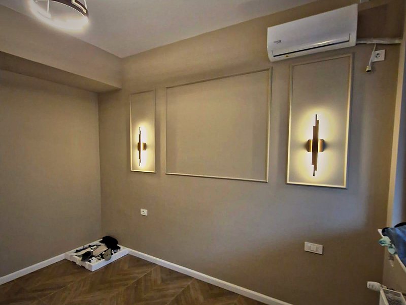 Zonă de luat masa, cu aplice decorative pe perete cu boiserie