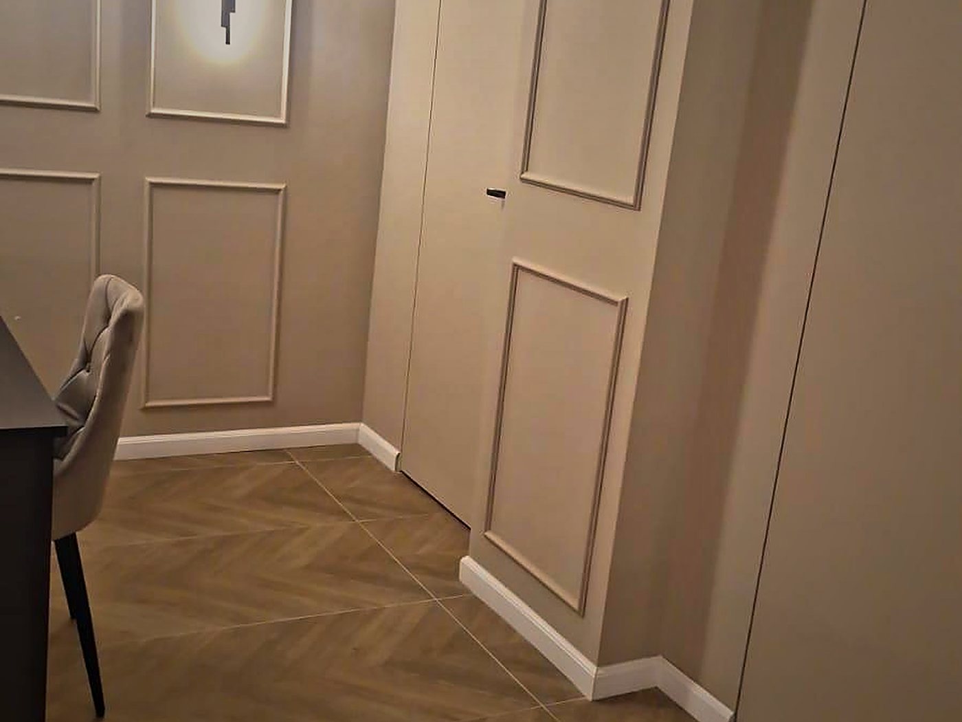 Holul, cu uși albe și aplică decorativă