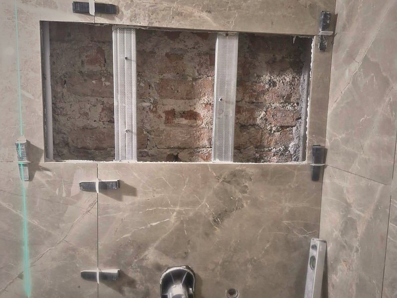 Instalație sanitară în lucru, cu trasee montate înainte de placare