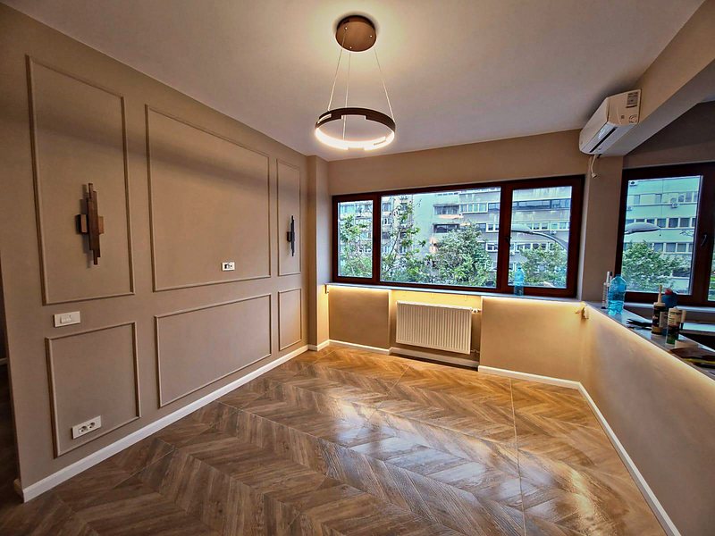 Apartament renovat complet, cu boiserie, parchet în spic și iluminat ambiental