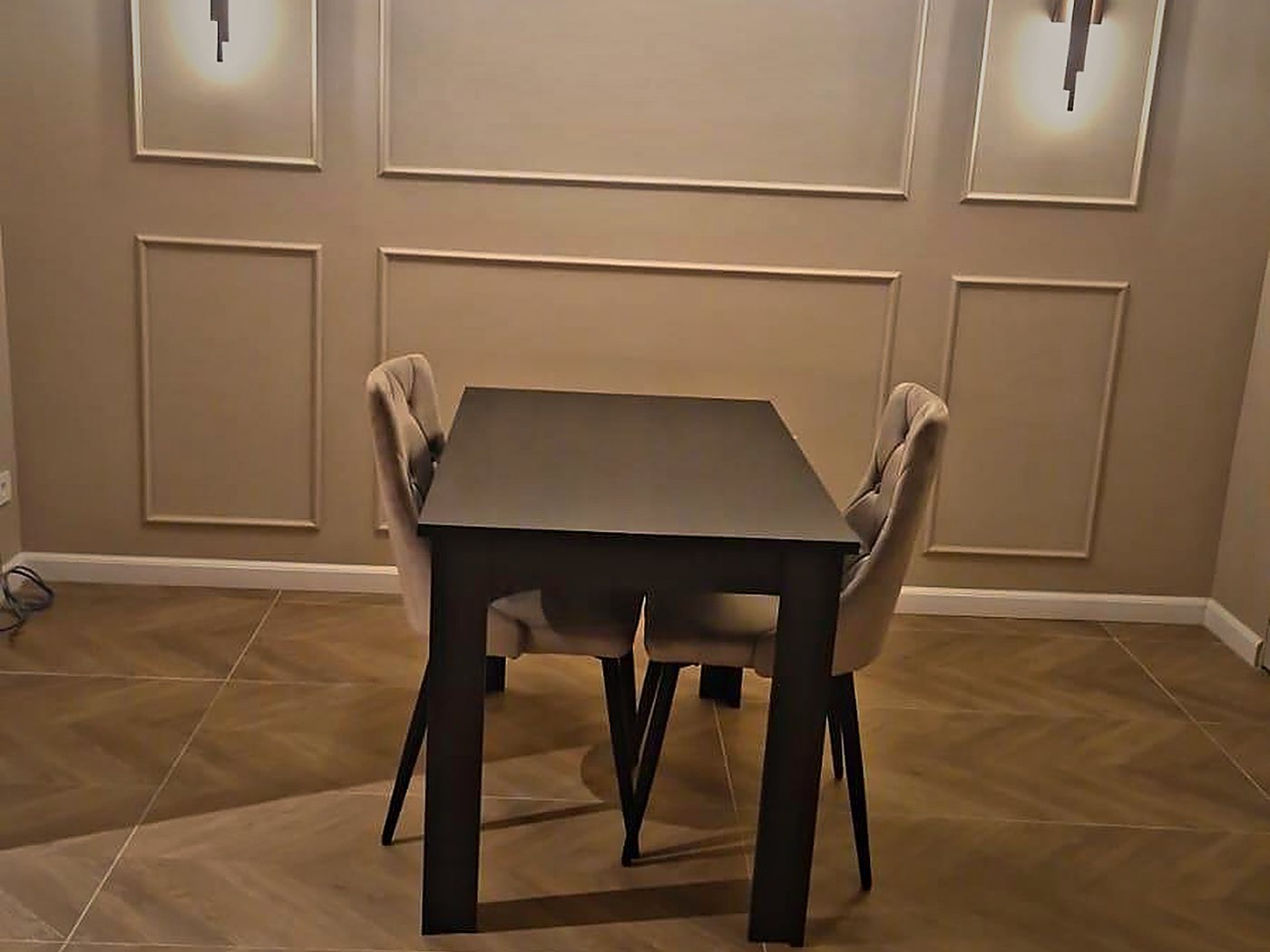 Locul de luat masa, cu aplice decorative pe peretele cu boiserie