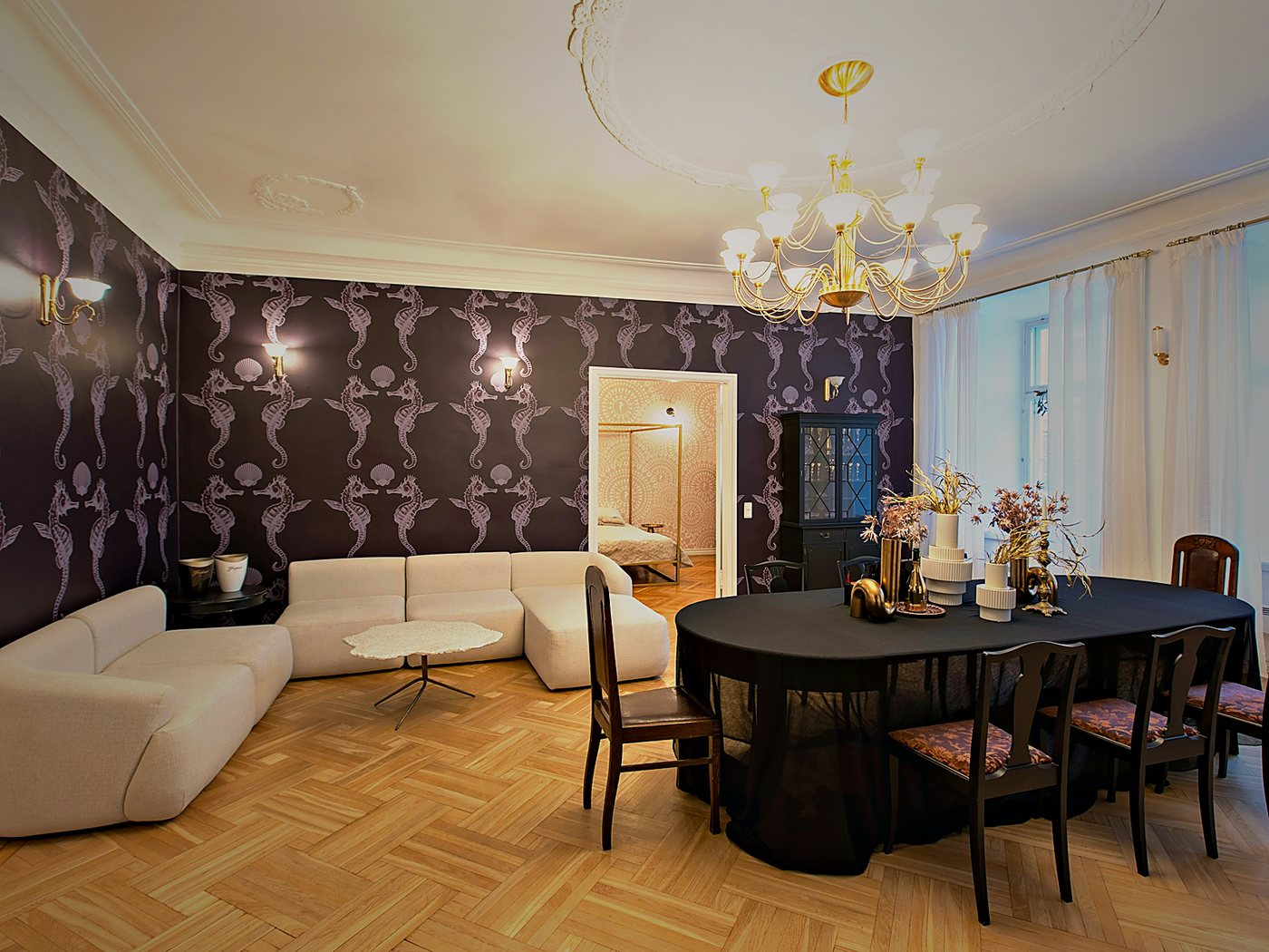 Apartament renovat complet, cu boiserie, parchet în spic și iluminat ambiental